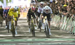 Tadej Pogacar (D) s'impose sur la ligne d'arrivée devant le maillot jaune Mathieu van der Poel et le Danois Jonas Vingegaard, le 8 juillet 2025 à Rouen