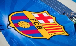 La tournée de pré-saison du FC Barcelone aux États-Unis a débuté avec une polémique: l'équipe féminine du club, du voyage pour la première fois aux côtés de l'équipe masculine, voyageait en classe économique tandis que les hommes avaient droit à la classe affaires