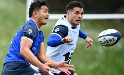 Yoram Moefana (à gauche) à l'entraßnement avec le XV de France face à Brice Dulin le 23 février 2022 à Marcoussis