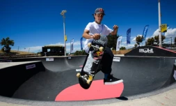 Le Français Vincent Matheron s&rsquo;entraîne pour les Jeux Olympiques de Tokyo au skatepark du Bowl du Prado à Marseille, le 24 juin 2021