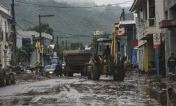 Un ouvrier nettoie une rue avec un engin de travaux aprĂšs les inondations causĂ©es par de fortes pluies Ă Mucum, dans l'Ătat du Rio Grande do Sul, au BrĂ©sil, le 10 mai 2024