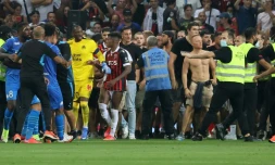 Incidents lors du match Nice-Marseille à l'Allianz Riviera après ds jets de projectiles sur le meneur de l'OM Dimitri Payet, le 22 août 2021 à Nice