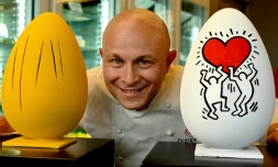 Le chef pùtissier Walter Musco et deux de ses créations, des oeufs de Pùques sculptés en hommage à divers artistes, le 30 mars 2021 à Rome