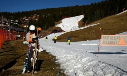 Un skieur à côté d'une piste le 28 décembre 2016 au Saisies