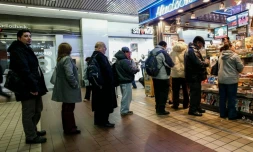 Des personnes font la queue pour acheter des tickets pour le Powerball à New York, le 12 janvier 2016