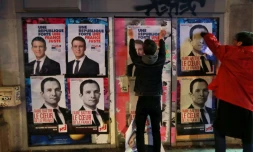 Les affiches électorales de Manuel Valls et Benoît Hamon collées par leurs militants le 12 janvier 2017 à Paris