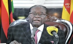 Le président zimbabwéen Robert Mugabe fait une allocution à la télévision, le 19 novembre 2017 à Harare