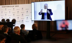 Les membres des médias sont informés sur écran de la désignation de la France à l'organisation de la Coupe du monde de rugby 2023, le 15 novembre à Londres 