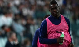 L'attaquant international italien Mario Balotelli à l'échauffement avant un match amical contre les Pays-Bas, le 4 juin 2018 à Turin