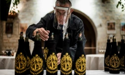 Préparation des vins, le 29 mai 2020 au chùteau du Clos de Vougeot