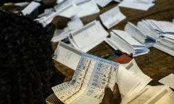 Dépouillement dans un bureau de vote à Harare, le 30 juillet 2018 