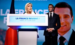 La dirigeante du RN Marine Le Pen (G) s'adresse aux  militants alors que le président du parti Jordan Bardella écoute après qu'Emmanuel Macron a annoncé la dissolution de l'Assemblée nationale, à Paris, le 9 juin 2024