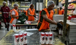 Des employées emballent des produits cosmétiques dans l'usine Kaera, située dans la zone industrielle de Yopougon, en périphérie d'Abidjan, le 7 juillet 2026 en CÎte d'Ivoire