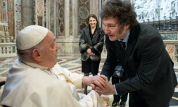 Le pape François accueille le président argentin Javier Milei (d) au Vatican, le 11 février 2024