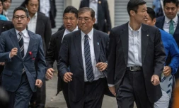 Le Premier ministre japonais Shigeru Ishiba (au centre) va saluer ses partisans aprĂšs un discours de campagne Ă Tokyo le 26 octobre 2024