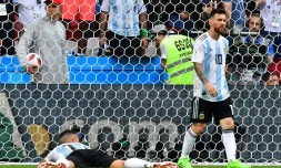 La star de l'Argentine Lionel Messi quitte la pelouse de Kazan, à l'issue de l'élimination de sa sélection par la France, le 30 juin 2018