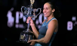 L'Américaine Madison Keys célèbre avec le trophée sa victoire en finale de l'Open d'Australie face à Aryna Sabalenka, à Melbourne, le 25 janvier 2025