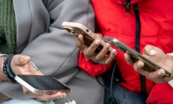 Des lycéens regardent leurs téléphones avant la classe au Lycée Jean Mermoz de Montsoult (Val d'Oise), le 14 janvier 2026