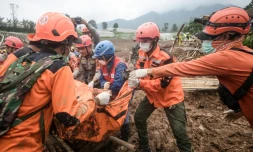 Des secouristes ont retrouvé le corps d'une victime ensevelie par un glissement de terrain dans le village de Pasirlangu, à Bandung, en Indonésie, le 26 janvier 2026. Le bilan d'un vaste glissement de terrain en Indonésie a atteint 17 morts lundi