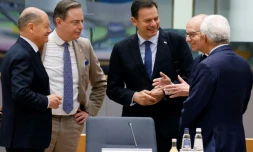Le chancelier allemand Olaf Scholz, le Premier ministre belge Bart De Wever, le Premier ministre portugais Luis Montenegro, le Premier ministre du 
Luxembourg  Luc Frieden et le président du Conseil européen Antonio Costa échangent avant un sommet européen à Bruxelles le 20 mars 2025
