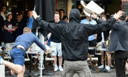 Des supporters russes lancent des chaises sur des supporters anglais le 14 juin 2016 à Marseille