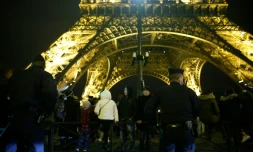 Forces de sécurité déployées près de la Tour Eiffel le 31 décembre 2015 à Paris