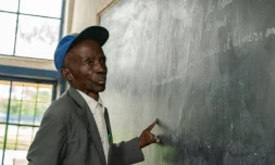 Bayard Kumwimba Dyuba, 84 ans, enseignant depuis 1968 dans sa classe d'une école primaire de Lubumbashi, en RDCongo le 14 février 2022.