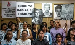 Des proches de victimes du régime d'Alberto Fujimori dénoncent la grâce accordée à l'ex-président péruvien, le 27 décembre 2017 à Lima