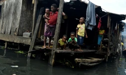 Des enfants dans le bidonville flottant de Makoko à Lagos, le 23 octobre 2019 au Nigeria 