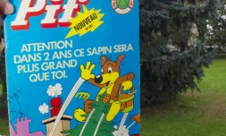 Le numéro 347 du magazine Pif Gadget pour la jeunesse devant un sapin Pif, le 22 décembre 2011 au jardin des plantes de Toulouse