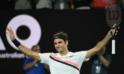Le Suisse Roger Federer savoure sa victoire face au TchĂšque Tomas Berdych en quarts de finale de l'Open d'Australie, le 24 janvier 2018 Ă Melbourne