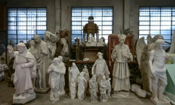 Des statues et leurs copies conservées dans un dépôt de l'atelier du marbre à Milan, le 11 décembre 2024