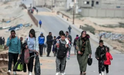 Des Palestiniens fuient l'hĂŽpital al-Chifa, le plus important de la bande de Gaza, le 21 mars 2024