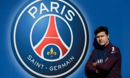 L'entraĂźneur argentin du Paris-SG, Mauricio Pochettino, prend la pose au centre d'entraĂźnement de Saint-Germain-en-Laye, le 1er mars 2021