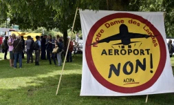 Des opposants à l'aéroport Notre-Dame-des-Landes manifestent près de la cour administrative d'appel de Nantes, le 18 juin 2015