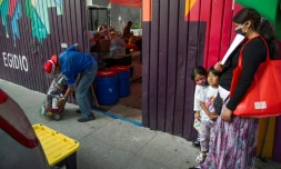 Une femme et ses filles font la queue pour obtenir un repas Ă Mexico City, le 10 juin 2020. La pandĂ©mie prĂ©cipite dans l'extrĂȘme pauvretĂ© de plus en plus de citadins dans le monde, selon la Banque mondiale