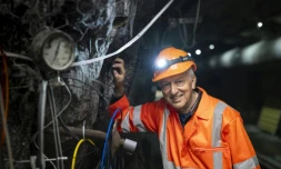 Le professeur de géologie de l'ETH Zurich, Domenico Giardini, à côté d'instruments de mesure à l'intérieur du BedrettoLab, un centre de recherche souterrain près de Bedretto, le 29 avril 2026 en Suisse