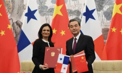 Le ministre chinois des Affaires étrangères Wang Yi (d) et son homologue panaméenne Isabel Saint Malo de Alvarado après la signature des documents établissant des relations diplomatiques entre la Chine et le Panama, le 13 juin 2017 à Pékin
