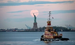Une vue de la Statue de la LibertĂ©, emblĂȘme de New York, le 7 mai 2020