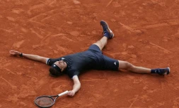 L'Allemand Alexander Zverev, N.3 mondial, les bras en croix alors qu'il vient remporter le titre Ă Roland-Garros le 7 juin 2026 Ă Paris