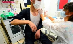 Un patient se fait vacciner contre le covid aux Restos du coeur de Bordeaux le 31 août 2021