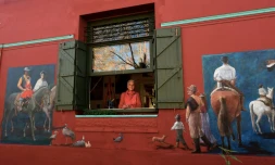 L'artiste peintre française Léo Arti pose près de l'une de ses peintures murales, à 25 de Agosto, village du centre de l'Uruguay, le 12 juin 2017