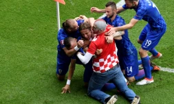 Luka Modric fête son but avec ses coéquipiers et un supporter entré sur le terrain, lors du match contre la Turquie à l'Euro, le 12 juin 2016 au Parc des Princes