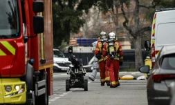 Des marins-pompiers de Marseille arrivent avec un robot démineurs devant le consulat général de Russie à Marseille le 24 février 2025