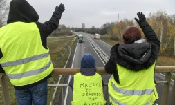 "Gilets jaunes" sur un pont au-dessus d'une route près de Montceau-les-mines le 21 novembre 2018
