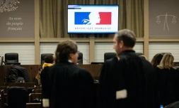 Des avocats dans une salle du  palais de justice de Marseille avant le réquisitoire du procureur lors du procès de l'effondrement mortel en 2018 de deux immeubles dans la rue d'Aubagne à Marseille, le 12 décembre 2024