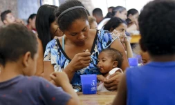 Une mère vénézuélienne nourrit son enfant dans un abri pour migrants, le 7 février 2019 à la frontière entre la Colombie et le Venezuela