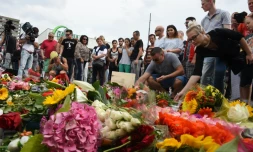Des fleurs déposées près du centre commercial Olympia-Einkaufszentrum, en hommage aux victimes de la fusillade, le 23 juillet 2016 à Munich