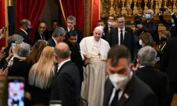 Le pape François traverse la nef centrale de la basilique Saint-Paul, le 3 avril 2022 à Rabat, Malte