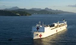 Le USNS Comfort T-AH 20) au large de Saint Lucia, le 25 septembre 2019